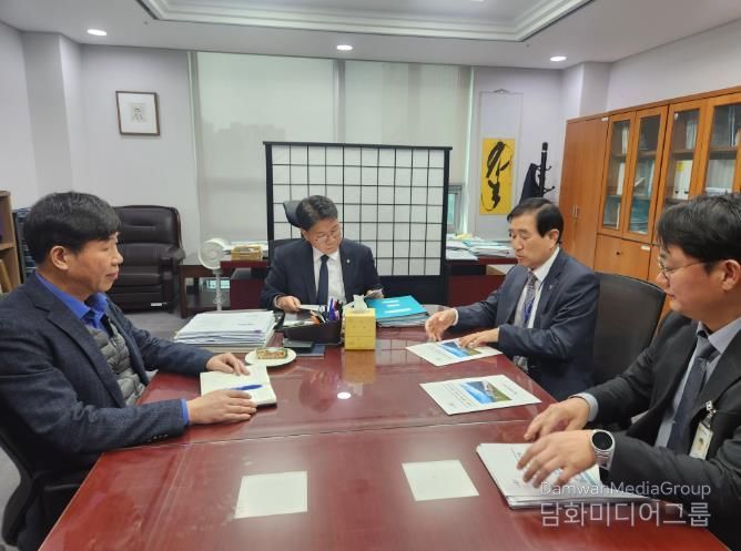 충주시 2026년 정부예산 확보에 총력 기울여(오른쪽에서 두번째 조길형 시장이 가운데 이재관 예결위 소위원과 예산 반영 관련 면담을 하고 있다)