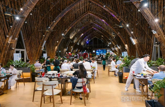 베트남 호이안 'Bamboo House 한국식당 & 뮤직 카페 라운지' 내부 전경