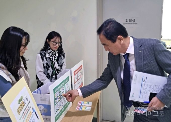 HU공사 한병홍 사장이 ‘상호 존중 에티켓 자가 진단’ 행사에 참여중이다.