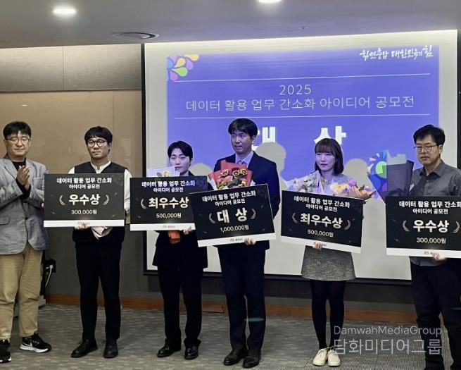 수상 후 기념촬영을 하고 있다.