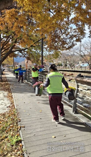 금산군 금산천·금천대교 꽃길화분 철거 모습