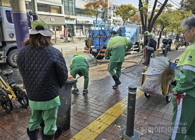 수원시 팔달구 우만2동, 아주대 일대 인도 물청소 실시