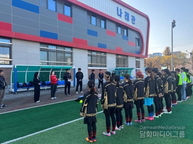 포항스틸러스 선수, ‘늘봄포항’에서 축구 꿈나무들과 만나다