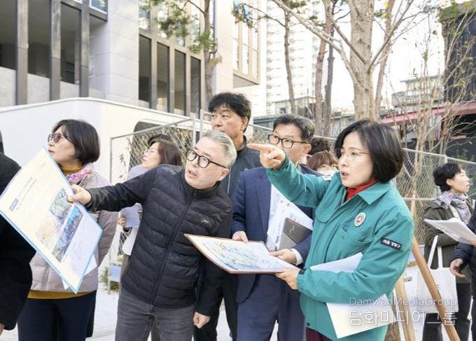 14일 이수희 강동구청장(맨 앞)이 천호3구역과 4구역의 통학 환경을 점검하고 있다