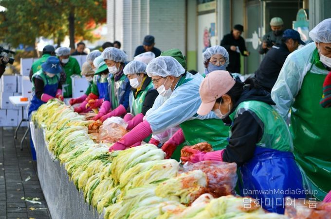 사흘간 3,000포기 담가 취약계층 전달