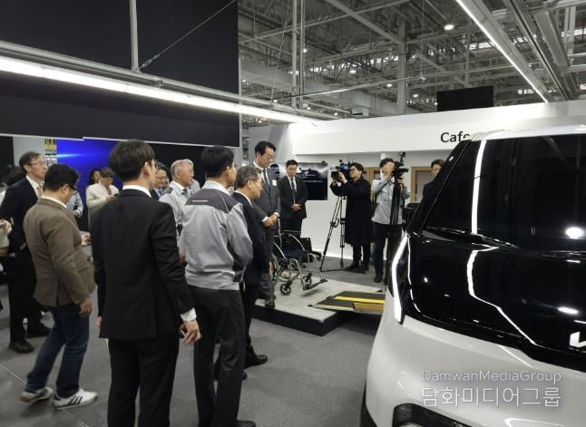 정명근 화성특례시장이 기아 오토랜드 화성에서 시타 PV5에 대한 설명을 듣고 있다