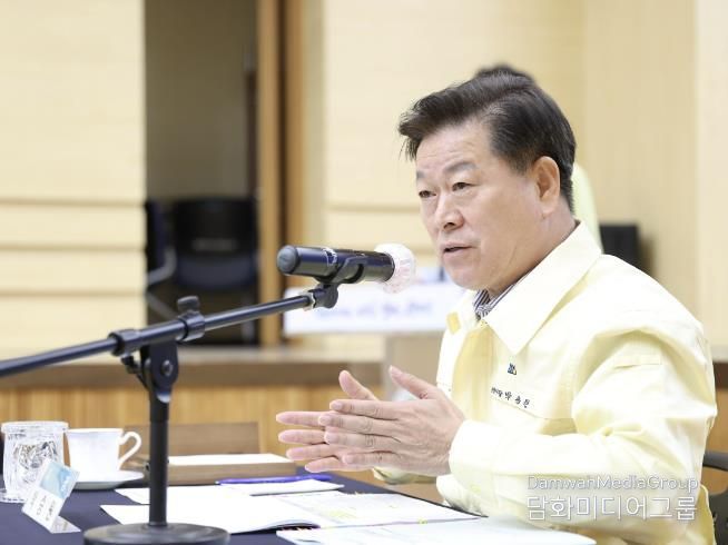 박승원 광명시장이 14일 시청 대회의실에서 열린 '2025~2026년 겨울철 자연재난(대설·한파) 종합대책 보고회'에 참석해 관계 부서장에게 자연재난 대응에 만전을 기할 것을 당부하고 있다.