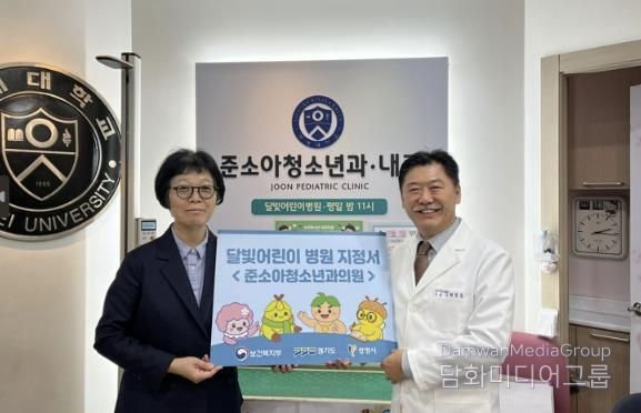 지난 13일 준소아청소년과의원(철산동)과 아이원병원(소하동)을 방문해 달빛어린이병원 지정서를 전달하고 기념사진을 촬영하고 있다.