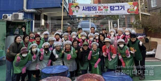 광명시 광명7동 새마을지도자협의회(회장 이정숙)와 새마을부녀회는 지난 13일부터 14일까지 이틀간 ‘사랑의 김장김치 담그기’ 행사를 진행했다.