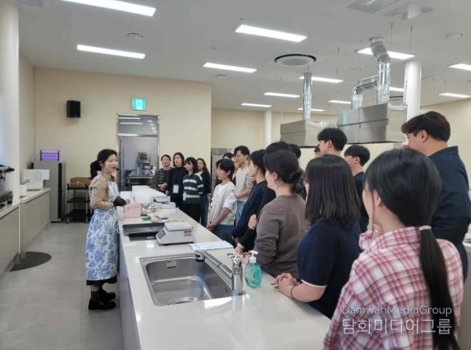 경남 밀양시가 진행한 ‘지역을 알고 선배에게 배우는 저연차 공무원 성장 워크숍’에서 참가자들이 쿠킹클래스 체험 프로그램에 참여하고 있다.