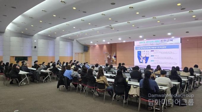 천안시는 14일 시청 대회의실에서 직원 대상 친절교육을 실시했다.