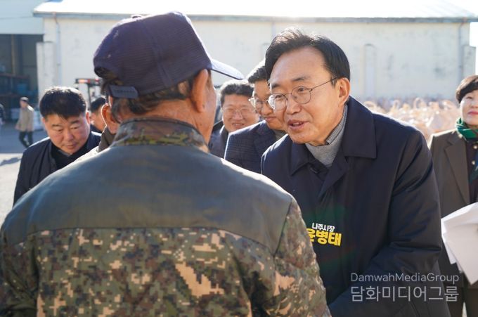 윤병태 나주시장이 14일 건조벼 매입 현장에서 농가들을 격려하고 있다.