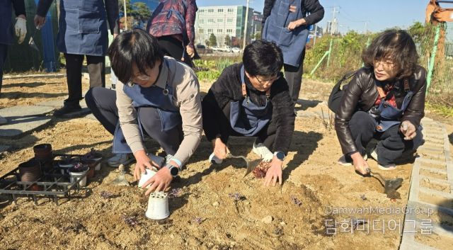 손바닥정원단과 시민들이 고색동 양묘장에서 제7회 수원 정원의 날 행사를 기념해 손바닥정원을 조성하고 있다.