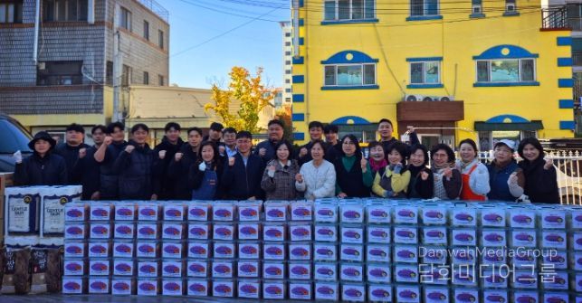 수원시 여성단체협의회가 사랑의 김장 담그기 행사 후 기념사진을 촬영하고 있다.
