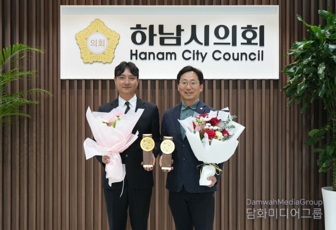 11월 14일 경기동부권시‧군의장협의회 ‘제12회 의정활동 우수의원’ 수상의 영예를 안은 오승철 의원(사진 오른쪽)과 우수 직원 임종복 정책지원관이 기념사진을 찍고 있다. (사진_하남시의회 제공)