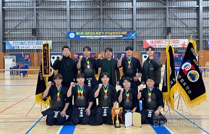 용인특례시 직장운동경기부 검도팀이 13일 ‘제3회 대한검도회장기 전국실업검도대회’에서 금메달을 획득한 뒤 기념사진을 촬영하고 있다