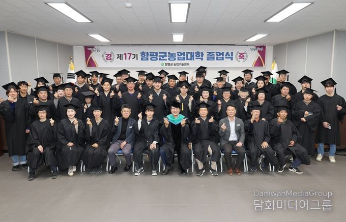 졸업식 단체사진 – 이상익 함평군수 : 가운데 초록색 가운