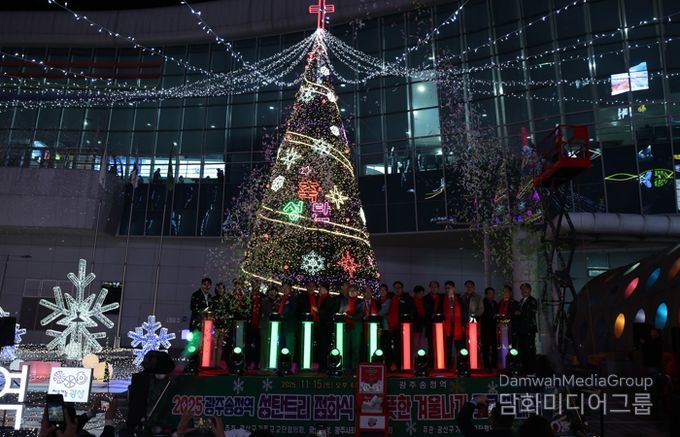 박병규 광산구청장이 지난 15일 광주송정역 광장에서 2025년 성탄 트리 점화식을 진행했다.