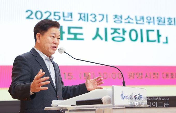 박승원 광명시장이 지난 15일 시청 대회의실에서 개최한 청소년 정책제안 보고회 '나도 시장이다'에 참석해 인사말을 하고 있다.