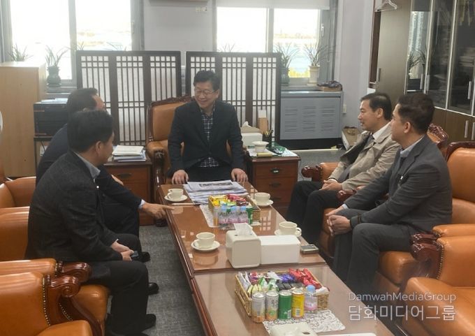 진안군, 농어촌 기본소득 5개 군 추가 선정 마지막 고비 돌파 나서 (전춘성 진안군수가 안호영 의원을 만나 기본소득 추가 선정에 힘을 더해주길 요청하고 있다)