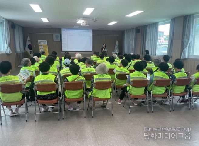 곡성군 노인사회활동지원사업 종사자를 대상으로 감염병 예방 교육을 추진하고 있는 모습