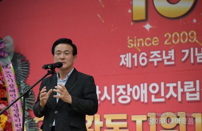 축사를 전하는 백성현 논산시장