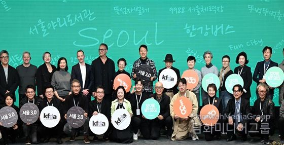 오세훈 서울시장이 17일(월) DDP에서 열린 'WHY2025 글로벌 디자인 포럼'에서 주요 참석자들과 기념촬영하고 있다.