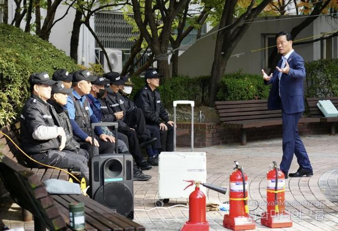 교육 참가자를 대상으로 이승로 성북구청장이 안전을 강조하는 모습