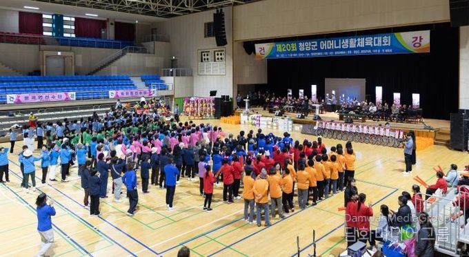 어머니생활체육대회에서 참가자들이 만보기 털기, 종합릴레이 등 다양한 종목에서 열정적으로 경기를 펼치고 있다.