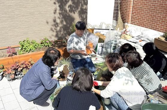 달서50플러스센터, 평생학습 수료생 재능기부로 화단 새단장