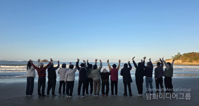 자살예방 힐링캠프에 참여해 신안 일대를 관람하는 참여자들