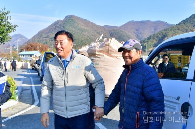김한종 장성군수(좌측)가 17일 북하면 쌀 수매 현장을 방문해 농업인들에게 감사 인사를 전했다