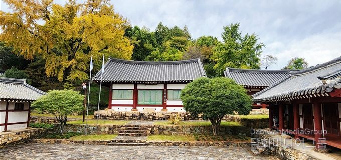 노란 은행잎 물드는 11월, 문학과 역사의 숨결 ‘이균영’을 찾아 - 관광과(故이균영 작가가 어린시절 뛰놀던 광양향교의 은행잎이 노랗게 물들었다)