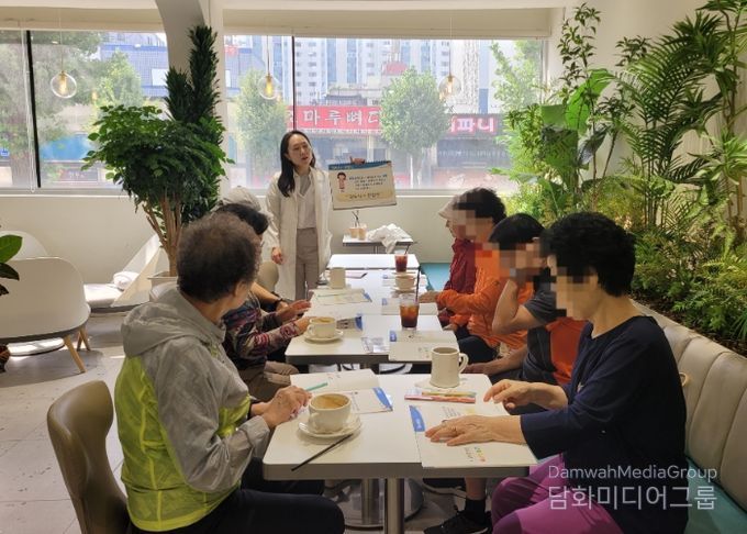 지난 9월 26일 정도너츠 광명점에서 왕내과 당뇨병 교육이 진행되고 있다.