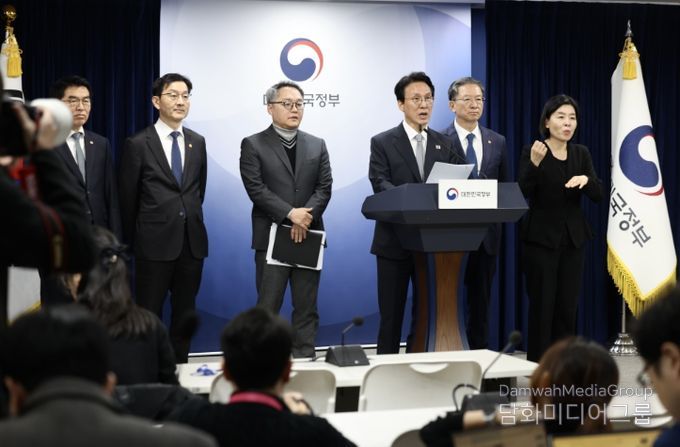 김민석 국무총리가 18일 세종대로 정부서울청사에서 '론스타 국제투자분쟁(ISDS) 취소 신청' 관련 긴급 브리핑을 하고 있다.