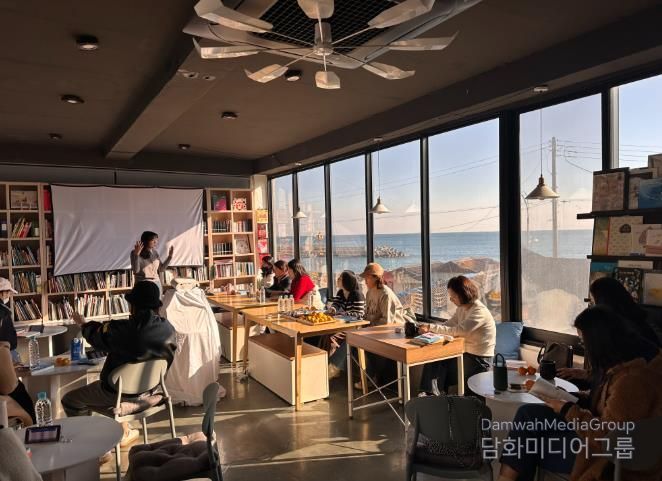 강북지역 학부모들이 19일 북구 카페에서 '인공지능 시대를 살아가는 자녀를 위한 독서법' 특강을 듣고있다.