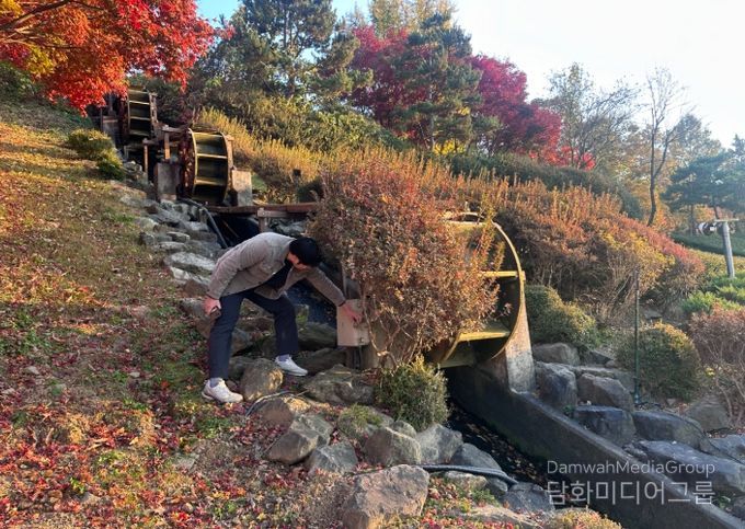 겨울철 대비 공원 내 주요 시설물을 점검하는 모습
