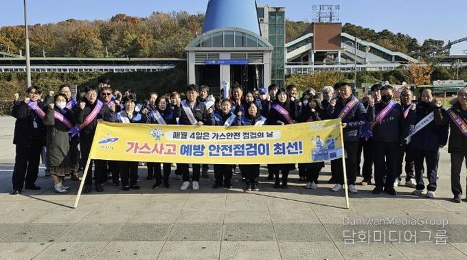 한국가스안전공사 경기서부지사 등 6개 기관 관계자들이 19일 한대앞역 광장 일원에서 겨울철 가스안전 합동 캠페인을 진행하고 있다.