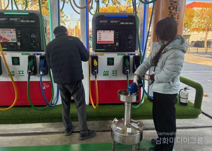 대구 동구청(구청장 윤석준)이 한국석유관리원과 함께 관내 주유소에서 정량검사를 실시하고 있다.