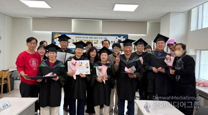 11월 20일 하남시치매안심센터 ‘두뇌건강학교’ 수료식에서 프로그램에 참여한 치매 어르신과 가족 등이 기념촬영을 하고 있다.