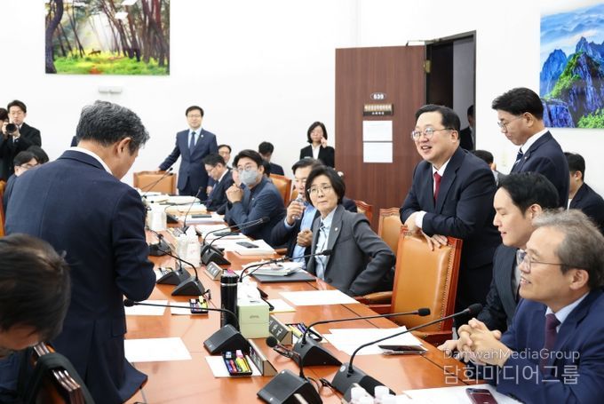 예결특위 소위 회의실을 방문한 이장우 대전시장