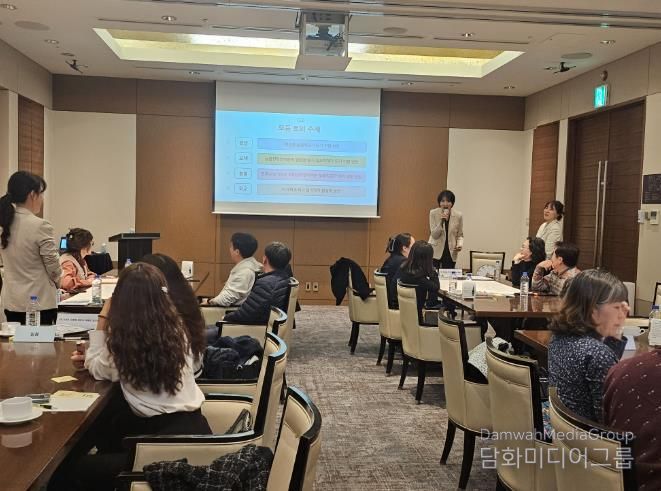 강남지역 늘봄지원실장들이 20일 울산 롯데호텔에서 '강남 오색 늘봄이야기 한마당'에 참여해 연수를 듣고있다