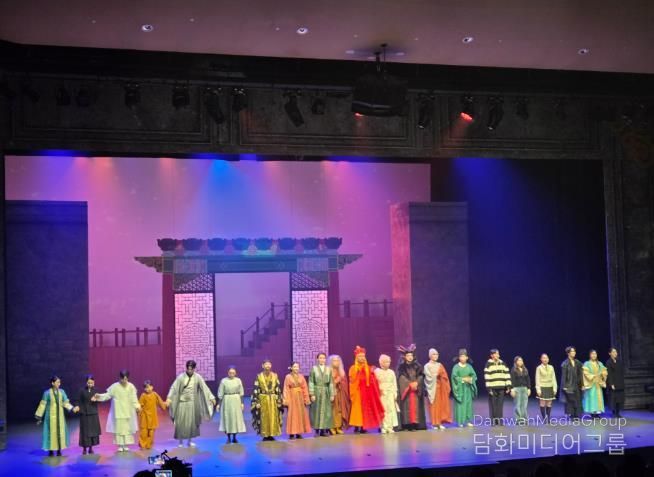 경주에서 열린 창작뮤지컬 '김교각' 공연 종료 후 출연진이 무대 인사를 하고 있다