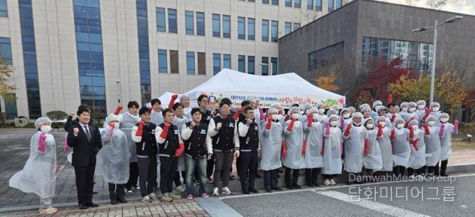 ‘사랑의 김장나눔’행사에서 참석자들의 단체 기념 촬영 모습