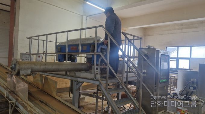 군 관계자가 금산군 추부면 위생매립장 운영설비를 살펴보고 있다.