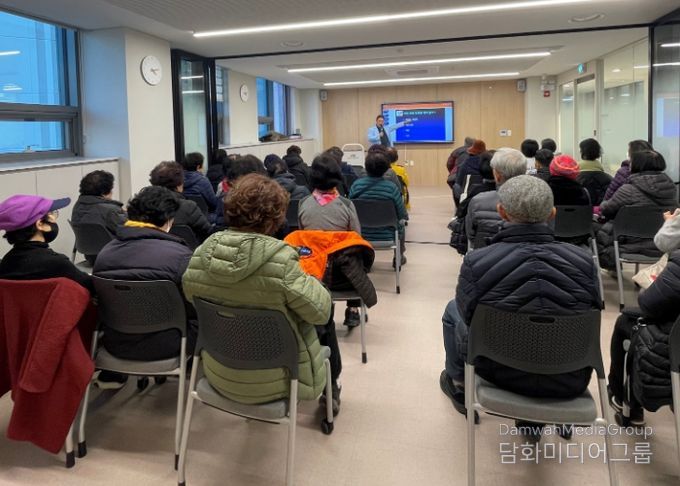 20일 철산건강생활지원센터 건강교육실에서 '우리동네 건강강좌'를 진행하고 있다.
