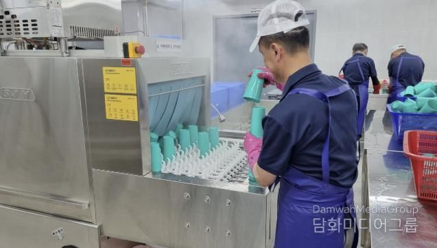 자활근로사업 참여자 근로 모습(다회용기 세척장)