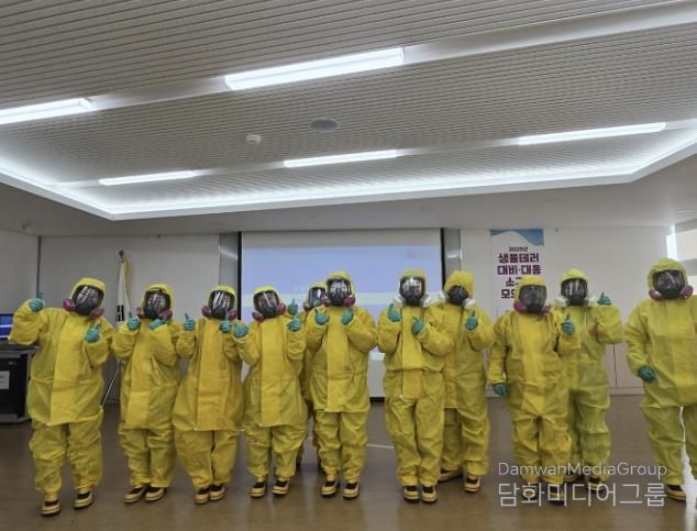 감염병 대응 실무자 등이 21일 단원보건소에서 진행된 ‘2025년 생물테러 대응 소규모 모의훈련’에서 개인 보호구를 착용하고 있다.