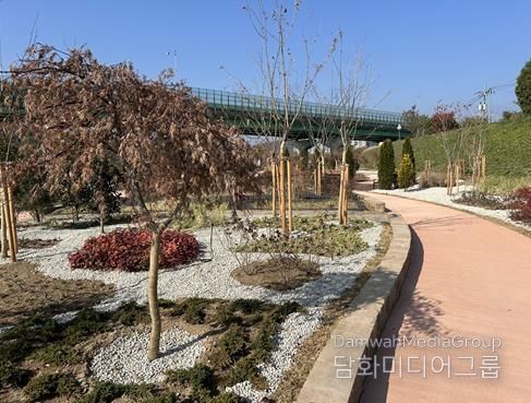 최근 불로동 1107-1번지 불로천 둔치에 생활밀착형 숲(실외정원) 조성사업을 완료했다.