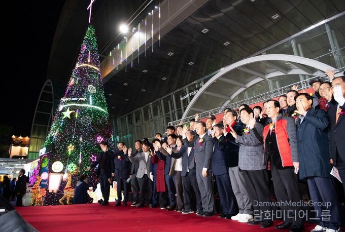 구미역 광장, 성탄트리 밝혀…시민과 함께 따뜻한 겨울 연다(성탄트리, 단체사진)
